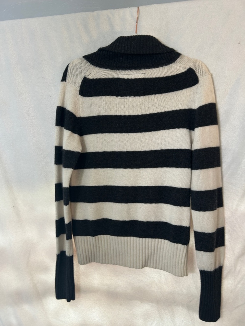 American Eagle Striped V-Neck Sweater in Gray & Cream-size Large - Picture 8 of 11